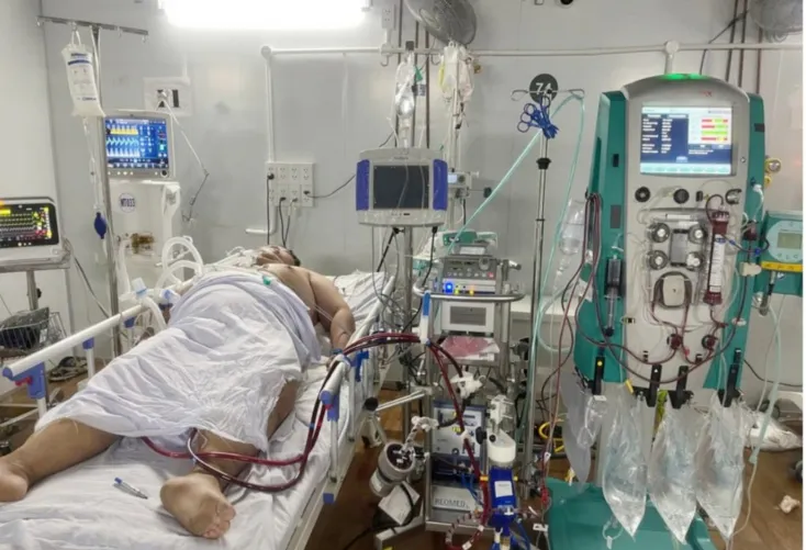 Quá trình hồi sức tích cực ban đầu cho bệnh nhân. Ảnh: Bệnh viện cung cấp.