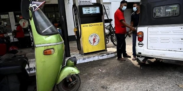 Nhân viên đổ xăng cho xe ôtô tại một trạm xăng dầu ở Colombo. Ảnh: AFP