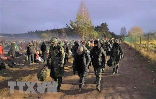 Người di cư tập trung gần cửa khẩu Bruzgi-Kuznic tại khu vực biên giới Belarus-Ba Lan. Ảnh: AFP/TTXVN