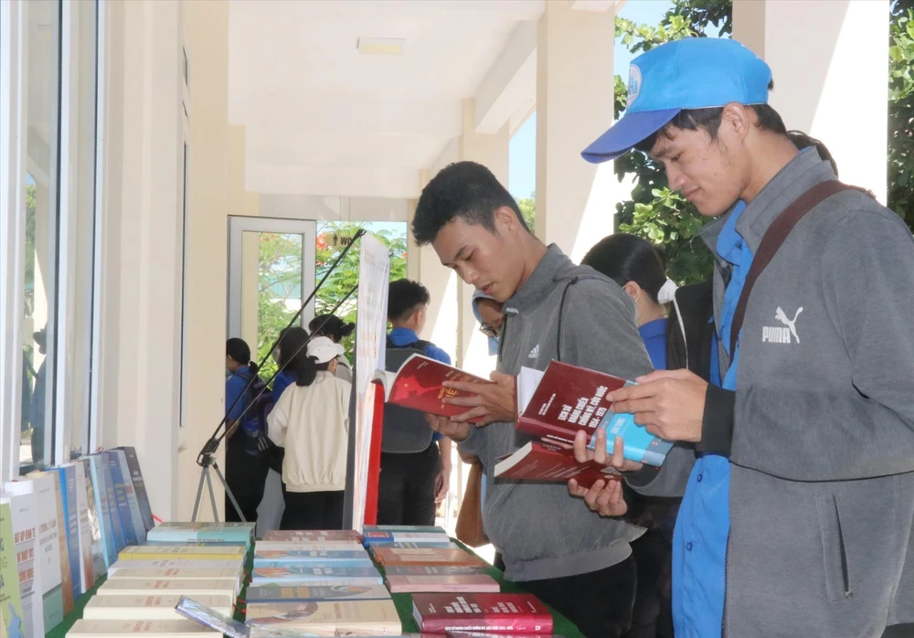 Tham khảo sách sau khi khai mạc triển lãm. Ảnh: TTXVN