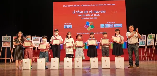 Các bé đoạt giải Nhất cấp tiểu học. Ảnh: THÚY BÌNH