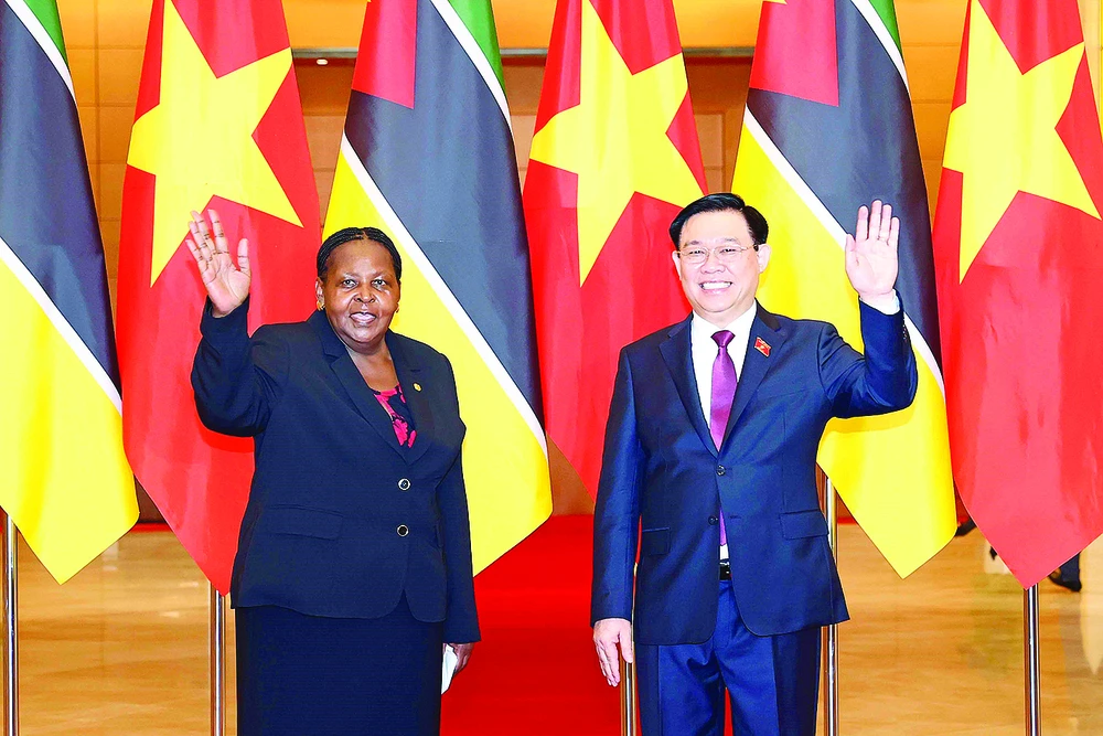 Chủ tịch Quốc hội Vương Đình Huệ và Chủ tịch Quốc hội Cộng hòa Mozambique Esperanca Laurinda Francisco Nhiuane Bias tại buổi hội đàm. Ảnh: TTXVN