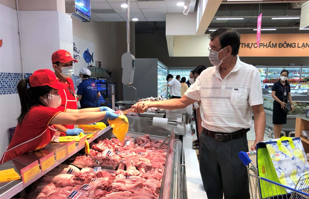 Hàng tiêu dùng giảm giá tại các siêu thị của Co.opmart