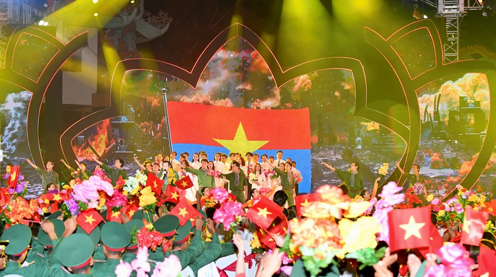 “Khúc tráng ca hòa bình” và đêm tri ân các Anh hùng liệt sĩ ảnh 2 “Khúc tráng ca hòa bình” và đêm tri ân các Anh hùng liệt sĩ ảnh 2