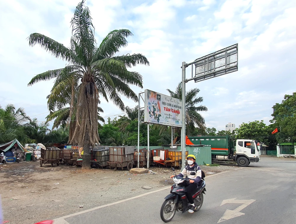 Bô rác trước cổng khu du lịch