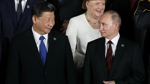 Tổng thống Nga Vladimir Putin và Chủ tịch Trung Quốc Tập Cận Bình cùng các nhà lãnh đạo thế giới tại Hội nghị thượng đỉnh G20 ở Osaka, Nhật Bản. Ảnh: Reuters