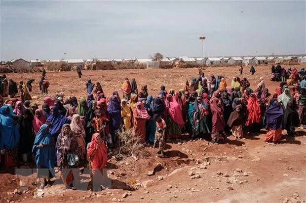 Người dân xếp hàng chờ nhận lương thực cứu trợ tại trại tị nạn ở Baidoa, Somalia. Ảnh: AFP/TTXVN