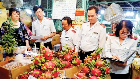 Kiểm tra công tác đảm bảo an toàn thực phẩm tại chợ đầu mối nông sản Thủ Đức. Ảnh minh hoạ: HOÀNG HÙNG