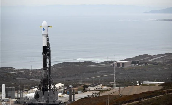 Tên lửa Falcon 9 của SpaceX mang theo vệ tinh SWOT được đặt tại bệ phóng ở căn cứ Vandenberg, bang California, Mỹ ngày 15-12. Ảnh: AFP/TTXVN