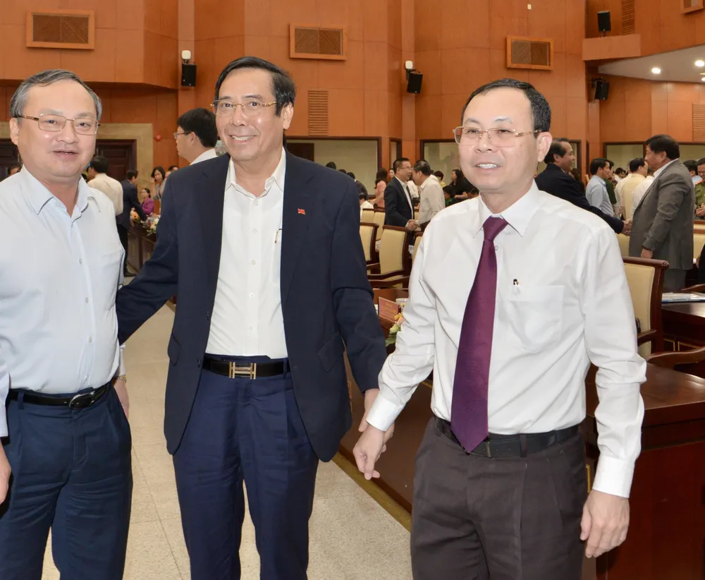 Đồng chí Nguyễn Văn Hiếu gặp gỡ các đại biểu. Ảnh: CAO THĂNG Đồng chí Nguyễn Văn Hiếu gặp gỡ các đại biểu. Ảnh: CAO THĂNG