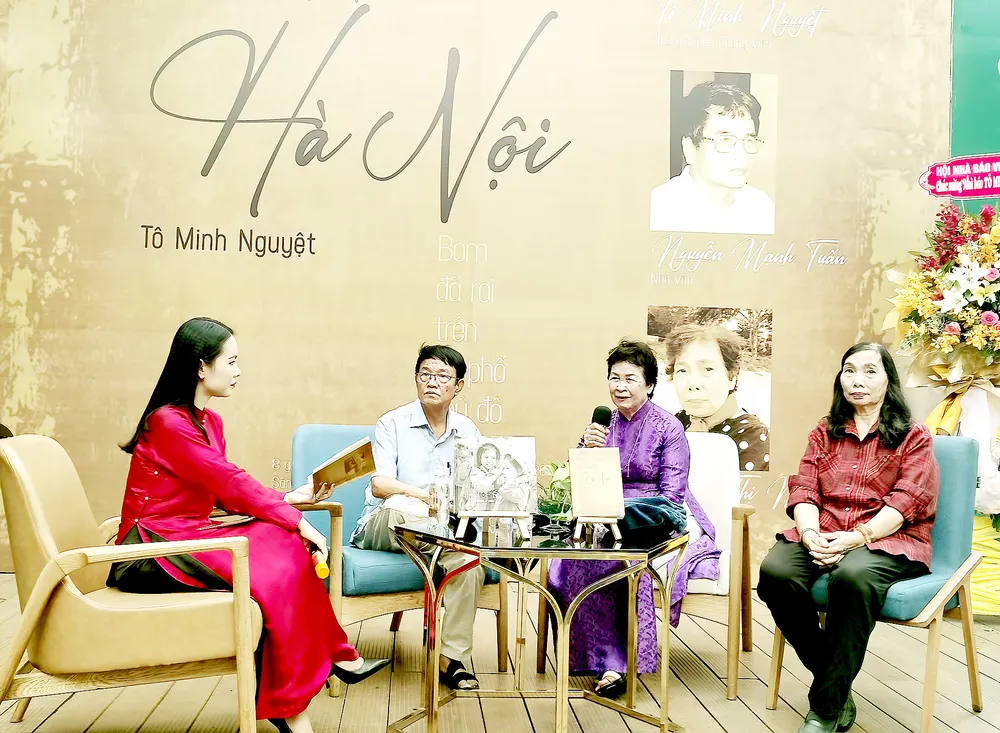 Giao lưu giữa tác giả và bạn đọc tại Đường sách TPHCM Giao lưu giữa tác giả và bạn đọc tại Đường sách TPHCM