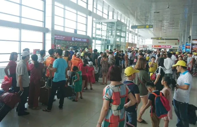 Nhu cầu đi lại bằng máy bay luôn tăng cao vào mỗi dịp cao điểm, dẫn tới xảy ra ùn tắc tại các sân bay. Ảnh: NAM TRẦN