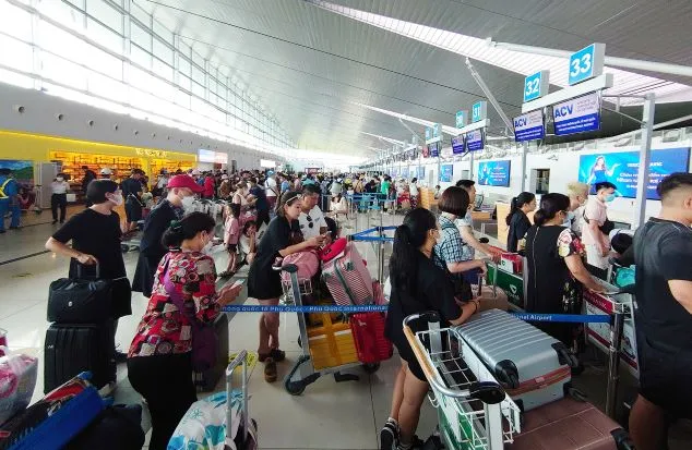 Do nhu cầu đi lại trong dịp cao điểm rất đông nên ngành hàng không mong muốn hành khách chia sẻ với những bất cập xảy ra. Ảnh: NAM TRẦN