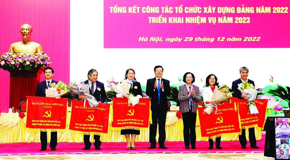 Trưởng Ban Tổ chức Trung ương Trương Thị Mai trao cờ thi đua cho các đơn vị có thành tích xuất sắc. Ảnh: TTXVN Trưởng Ban Tổ chức Trung ương Trương Thị Mai trao cờ thi đua cho các đơn vị có thành tích xuất sắc. Ảnh: TTXVN