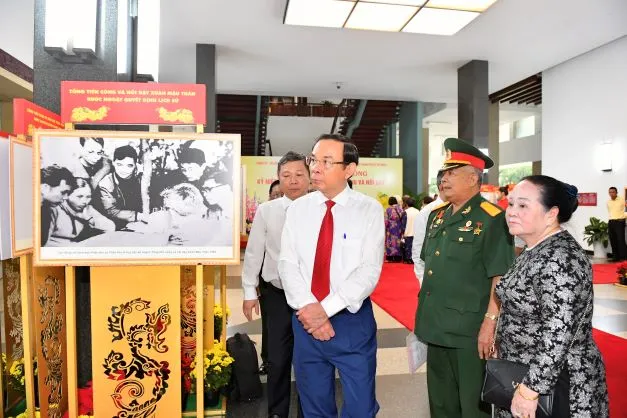 Bí thư Thành ủy TPHCM Nguyễn Văn Nên cùng các đại biểu xem triển lãm tại buổi họp mặt. Ảnh: VIỆT DŨNG Bí thư Thành ủy TPHCM Nguyễn Văn Nên cùng các đại biểu xem triển lãm tại buổi họp mặt. Ảnh: VIỆT DŨNG