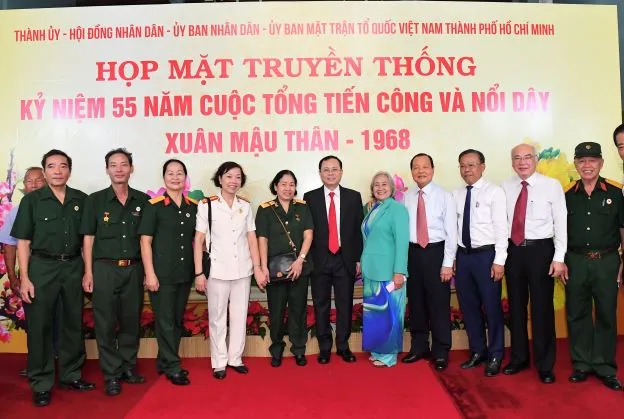 Phó Bí thư Thành ủy TPHCM Nguyễn Văn Hiếu cùng các lãnh đạo, đại biểu dự họp mặt. Ảnh: VIỆT DŨNG Phó Bí thư Thành ủy TPHCM Nguyễn Văn Hiếu cùng các lãnh đạo, đại biểu dự họp mặt. Ảnh: VIỆT DŨNG