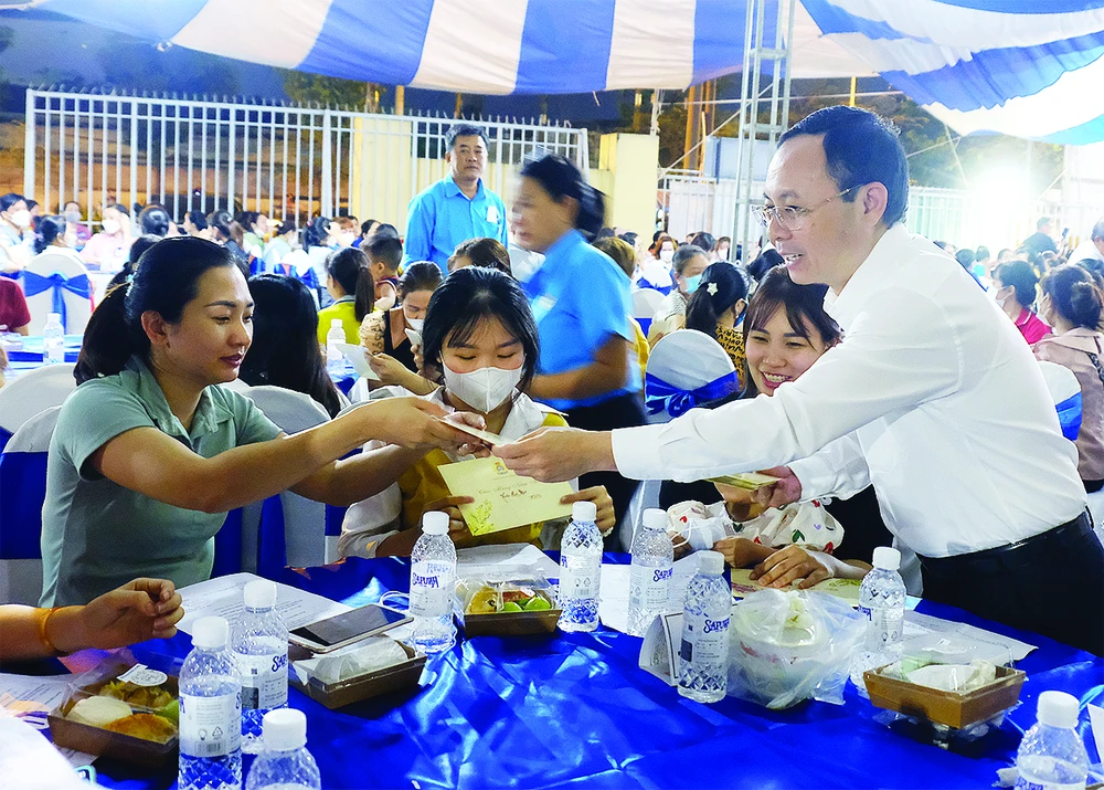 Phó Bí thư Thành ủy TPHCM Nguyễn Văn Hiếu tặng quà, lì xì đến đoàn viên các nghiệp đoàn