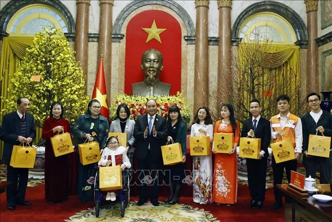 Chủ tịch nước Nguyễn Xuân Phúc tặng quà cho các đại biểu. Ảnh: TTXVN