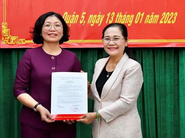 Phó Bí thư Thành ủy Nguyễn Thị Lệ trao quyết định cho đồng chí Huỳnh Ngọc Nữ Phương Hồng. Ảnh: VIỆT DŨNG