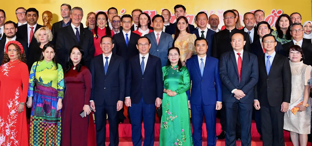 Bí thư Thành ủy TPHCM Nguyễn Văn Nên, Chủ tịch UBND TPHCM Phan Văn Mãi, Chủ tịch HĐND TPHCM Nguyễn Thị Lệ cùng các đại biểu tham dự buổi gặp gỡ các cơ quan đại diện nước ngoài nhân dịp đầu năm mới 2023 và Tết cổ truyền Quý Mão. Ảnh: VIỆT DŨNG