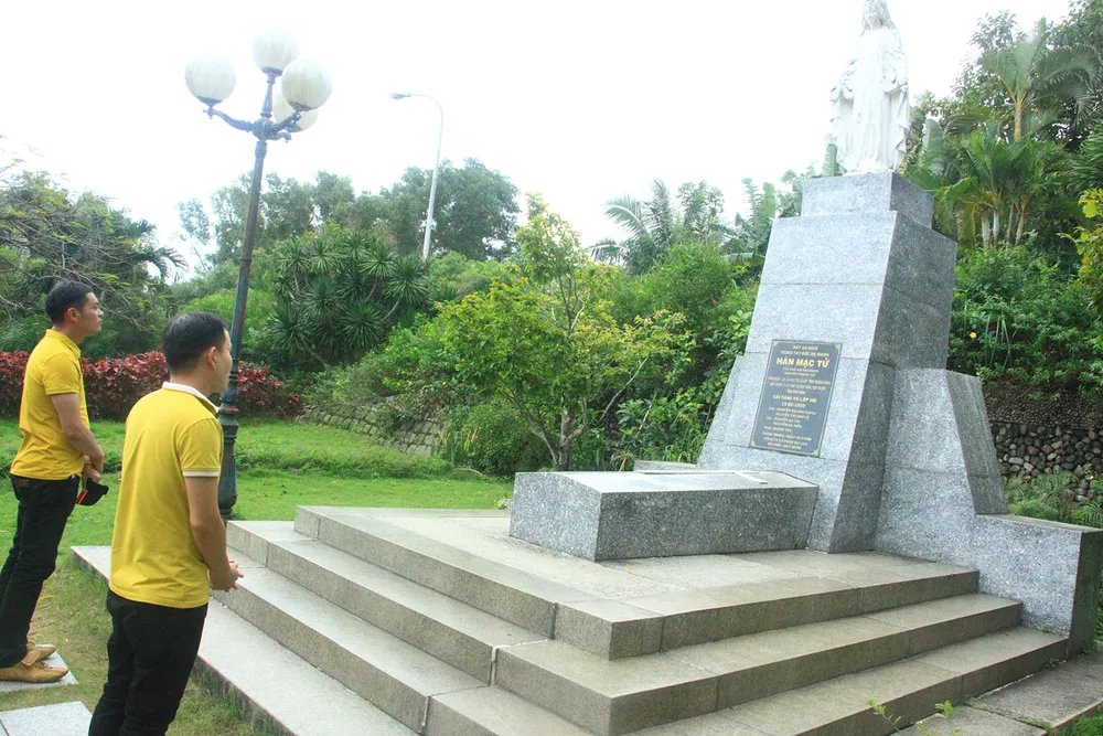 Du khách tham quan tại khu mộ nhà thơ Hàn Mặc Tử (Quy Nhơn, Bình Định)