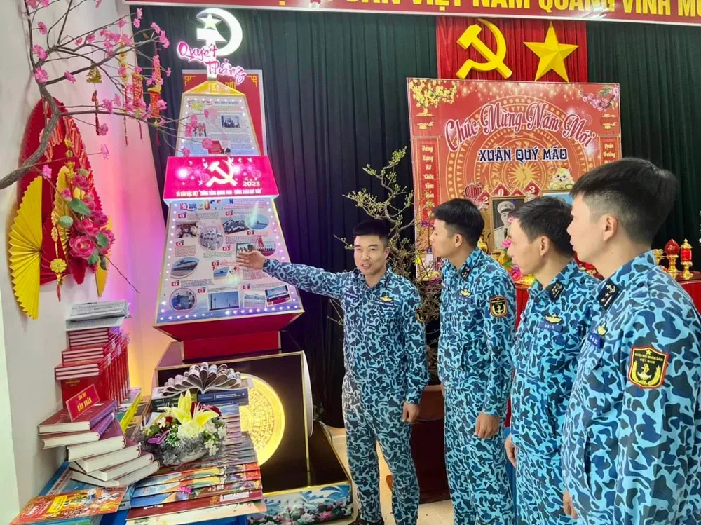 Trang trí góc sách ảnh xuân