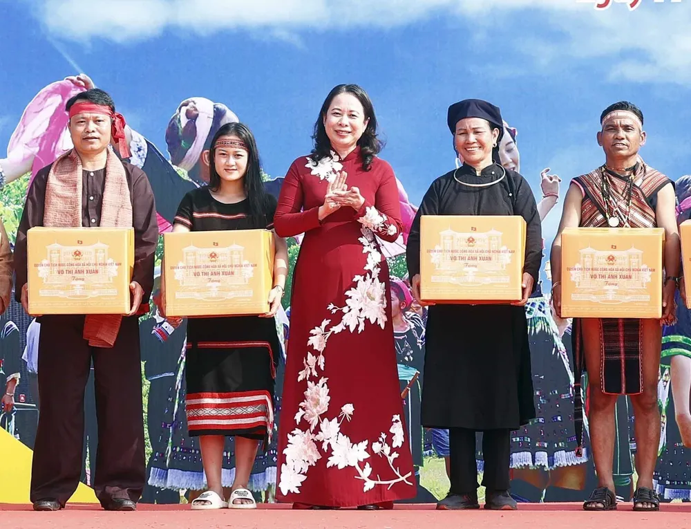 Quyền Chủ tịch nước Võ Thị Ánh Xuân tặng quà cho đại diện các dân tộc Việt Nam. Ảnh: TTXVN Quyền Chủ tịch nước Võ Thị Ánh Xuân tặng quà cho đại diện các dân tộc Việt Nam. Ảnh: TTXVN