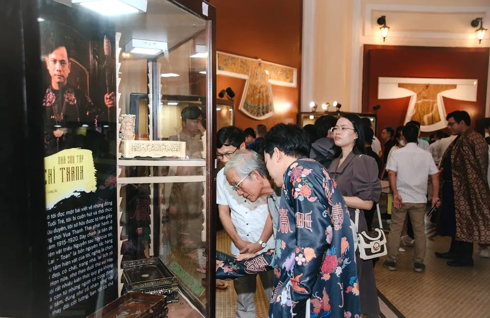 Khách tham quan chuyên đề Thanh ngoạn Khách tham quan chuyên đề Thanh ngoạn