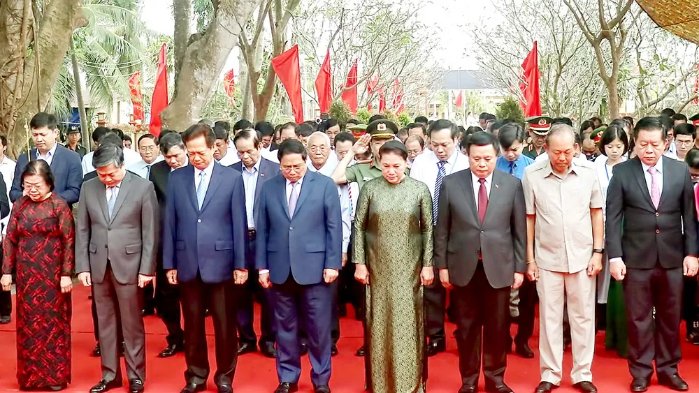 Thủ tướng Phạm Minh Chính và các đồng chí lãnh đạo, nguyên lãnh đạo Đảng, Nhà nước dành phút mặc niệm tưởng nhớ đồng chí Huỳnh Tấn Phát - người cộng sản kiên trung mẫu mực, tấm gương tiêu biểu cho khối đại đoàn kết dân tộc, đoàn kết quốc tế; kiến trúc sư tài năng, sáng tạo. Ảnh: TTXVN Thủ tướng Phạm Minh Chính và các đồng chí lãnh đạo, nguyên lãnh đạo Đảng, Nhà nước dành phút mặc niệm tưởng nhớ đồng chí Huỳnh Tấn Phát - người cộng sản kiên trung mẫu mực, tấm gương tiêu biểu cho khối đại đoàn kết dân tộc, đoàn kết quốc tế; kiến trúc sư tài năng, sáng tạo. Ảnh: TTXVN