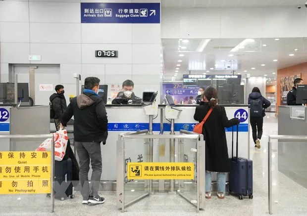 Hành khách xếp hàng để làm thủ tục tại sân bay quốc tế ở Thượng Hải, Trung Quốc, ngày 8-1-2023. Ảnh: THX/TTXVN