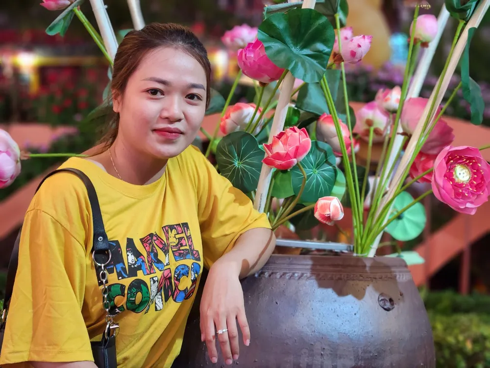 Du khách tạo dáng trong công viên Du khách tạo dáng trong công viên