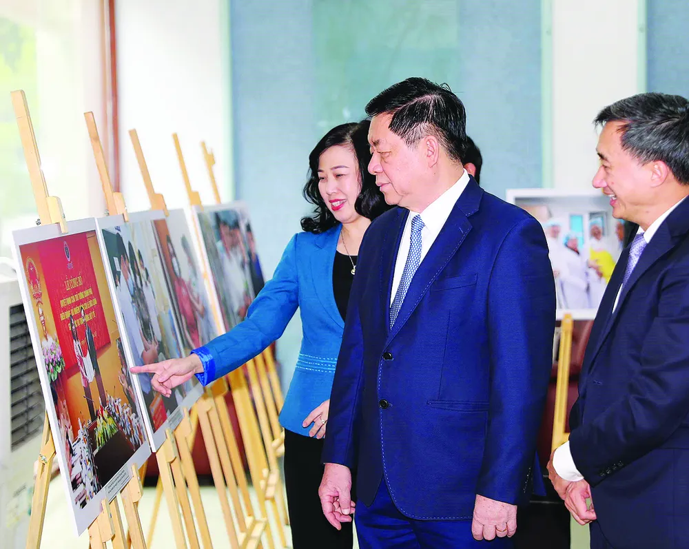 Trưởng Ban Tuyên giáo Trung ương Nguyễn Trọng Nghĩa tham quan trưng bày ảnh về hoạt động và thành tựu của ngành y. Ảnh: TTXVN Trưởng Ban Tuyên giáo Trung ương Nguyễn Trọng Nghĩa tham quan trưng bày ảnh về hoạt động và thành tựu của ngành y. Ảnh: TTXVN