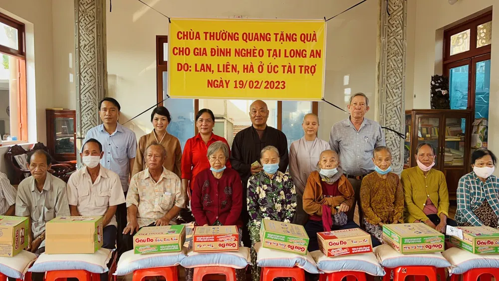 Hòa thượng Thích Chơn Tịnh cùng nhà hảo tâm trao quà đến người nghèo tại tỉnh Long An Hòa thượng Thích Chơn Tịnh cùng nhà hảo tâm trao quà đến người nghèo tại tỉnh Long An