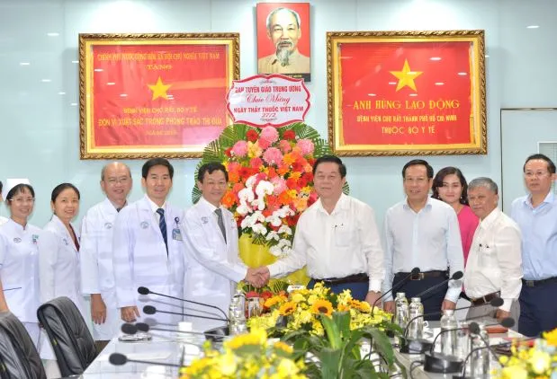 Trưởng Ban Tuyên giáo Trung ương Nguyễn Trọng Nghĩa đã biểu dương nỗ lực của đội ngũ y bác sĩ Bệnh viện Chợ Rẫy. Ảnh: CAO THĂNG Trưởng Ban Tuyên giáo Trung ương Nguyễn Trọng Nghĩa đã biểu dương nỗ lực của đội ngũ y bác sĩ Bệnh viện Chợ Rẫy. Ảnh: CAO THĂNG