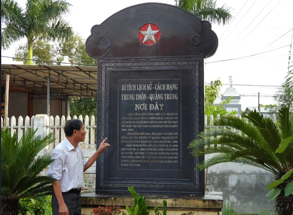 Bia di tích cách mạng của căn nhà gia đình Trung tướng Đồng Sỹ Nguyên tại thôn Trung Thôn, xã Quảng Trung, thị xã Ba Đồn, tỉnh Quảng Bình