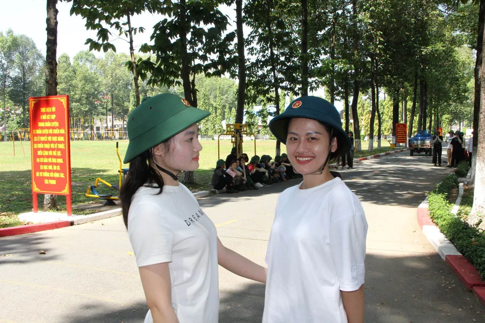 Phút nghỉ ngơi sau giờ huấn luyện của nữ chiến sĩ Lê Thị Huỳnh Anh và Trần Thị Trà My Phút nghỉ ngơi sau giờ huấn luyện của nữ chiến sĩ Lê Thị Huỳnh Anh và Trần Thị Trà My