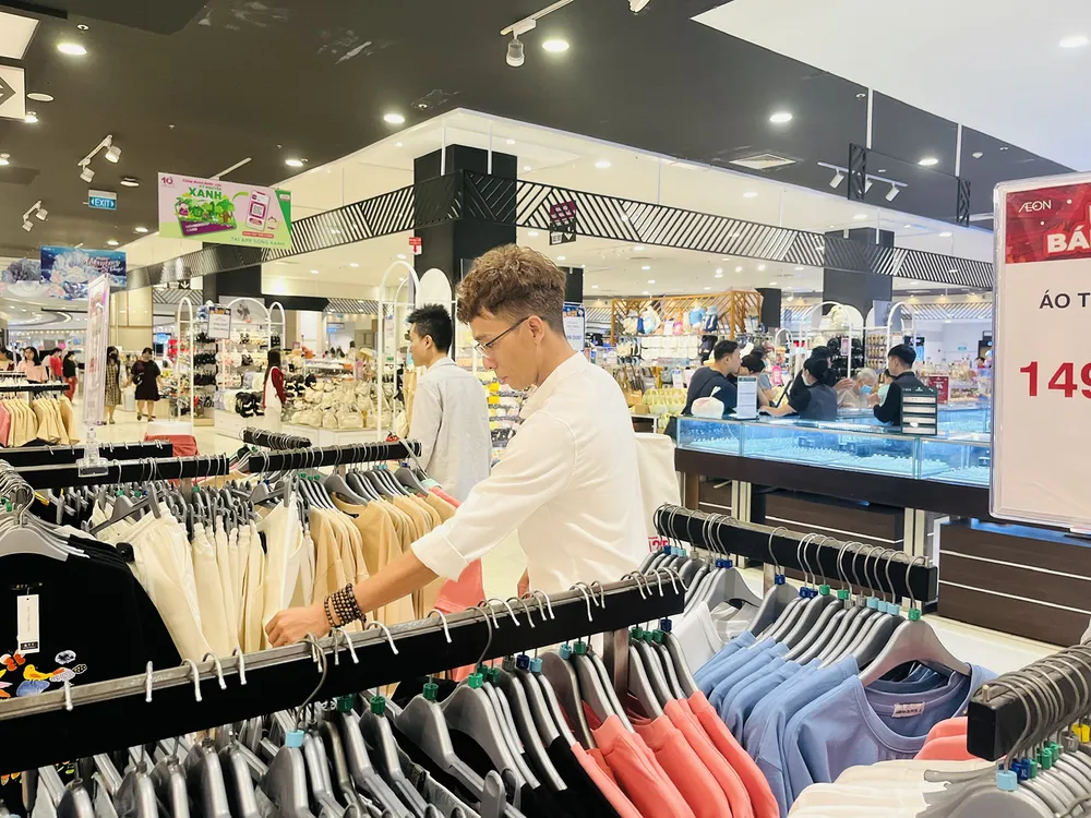 Khách chọn mua quần áo thời trang tại Aeon Mall Tân Phú dịp 8-3 Khách chọn mua quần áo thời trang tại Aeon Mall Tân Phú dịp 8-3