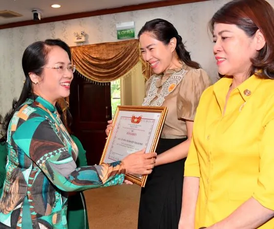 Đồng chí Trần Kim Yến tặng bằng khen cho các đơn vị. Ảnh: VIỆT DŨNG