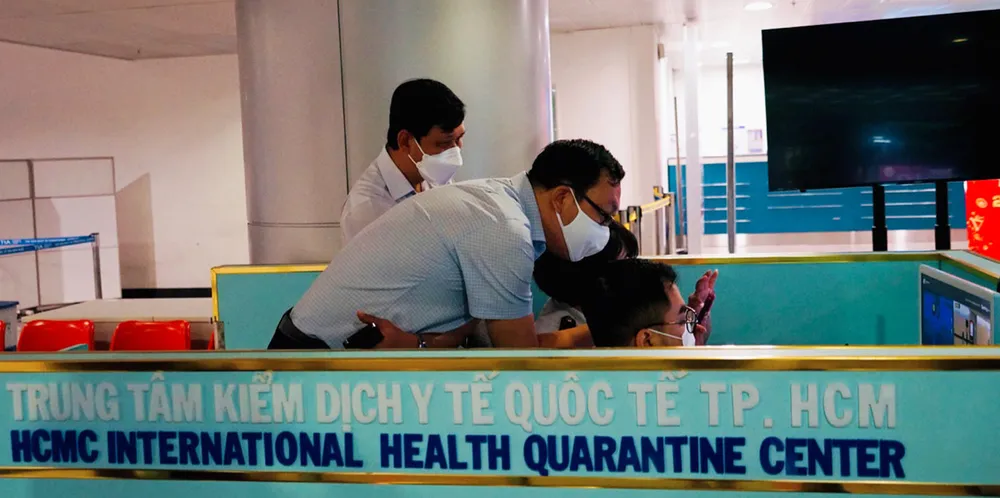 Lực lượng kiểm dịch TPHCM thường xuyên giám sát hành khách đến từ vùng có dịch tại sân bay Tân Sơn Nhất. Ảnh: THÀNH SƠN Lực lượng kiểm dịch TPHCM thường xuyên giám sát hành khách đến từ vùng có dịch tại sân bay Tân Sơn Nhất. Ảnh: THÀNH SƠN