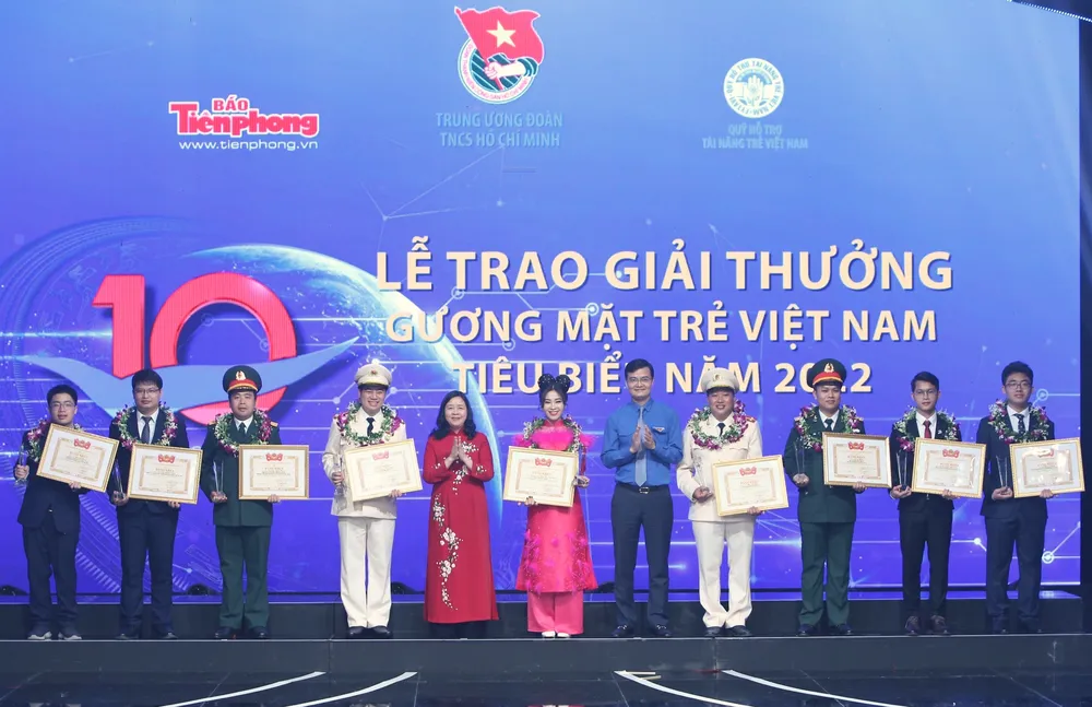 Bí thư Trung ương Đảng, Trưởng ban Dân vận Trung ương Bùi Thị Minh Hoài trao phần thưởng cho 10 gương mặt trẻ tiêu biểu. Ảnh: VIẾT CHUNG