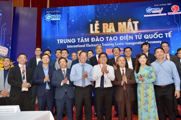 Chủ tịch UBND TPHCM Phan Văn Mãi chúc mừng Trung tâm Đào tạo Điện tử Quốc tế ra mắt. Ảnh: CAO THĂNG Chủ tịch UBND TPHCM Phan Văn Mãi chúc mừng Trung tâm Đào tạo Điện tử Quốc tế ra mắt. Ảnh: CAO THĂNG