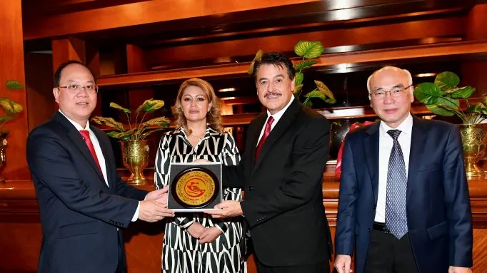 Đồng chí Nguyễn Hồ Hải tặng quà lưu niệm cho ông Alfredo Femat Bañuelos. Ảnh: VIỆT DŨNG Đồng chí Nguyễn Hồ Hải tặng quà lưu niệm cho ông Alfredo Femat Bañuelos. Ảnh: VIỆT DŨNG