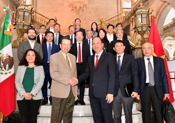 Ông Fadlala Akabani Hneide, Bộ trưởng Phát triển kinh tế Chính quyền TP Mexico tiếp đoàn đại biểu TPHCM. Ảnh: VIỆT DŨNG Ông Fadlala Akabani Hneide, Bộ trưởng Phát triển kinh tế Chính quyền TP Mexico tiếp đoàn đại biểu TPHCM. Ảnh: VIỆT DŨNG