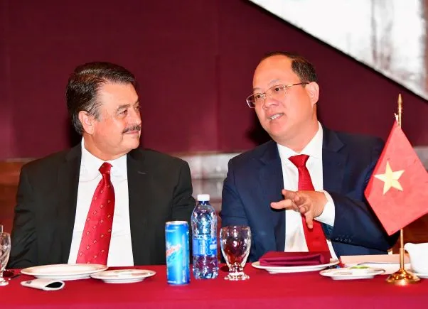 Ông Alfredo Femat Bañuelos tiếp đồng chí Nguyễn Hồ Hải. Ảnh: VIỆT DŨNG Ông Alfredo Femat Bañuelos tiếp đồng chí Nguyễn Hồ Hải. Ảnh: VIỆT DŨNG