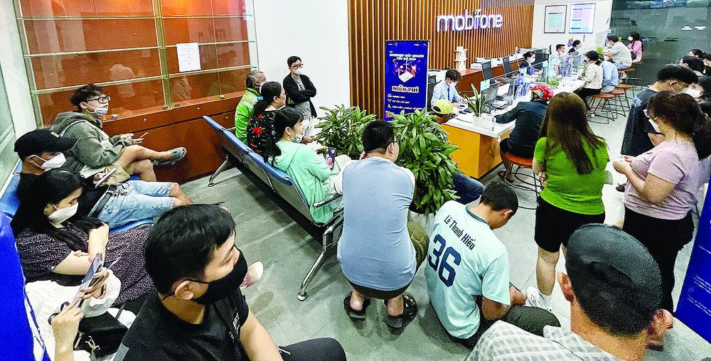 Người dân đi bổ sung thông tin thuê bao số điện thoại di động lúc 19 giờ tối 31-3 tại cửa hàng viễn thông MobiFone trên đường Nguyễn Thị Thập, quận 7, TPHCM. Ảnh: HOÀNG HÙNG Người dân đi bổ sung thông tin thuê bao số điện thoại di động lúc 19 giờ tối 31-3 tại cửa hàng viễn thông MobiFone trên đường Nguyễn Thị Thập, quận 7, TPHCM. Ảnh: HOÀNG HÙNG