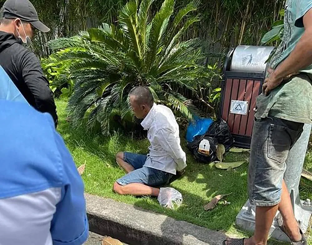 Công an quận Bình Tân, TPHCM khống chế một đối tượng dương tính với ma túy dùng dao đâm 3 người bị thương. Ảnh: CHÍ THẠCH Công an quận Bình Tân, TPHCM khống chế một đối tượng dương tính với ma túy dùng dao đâm 3 người bị thương. Ảnh: CHÍ THẠCH