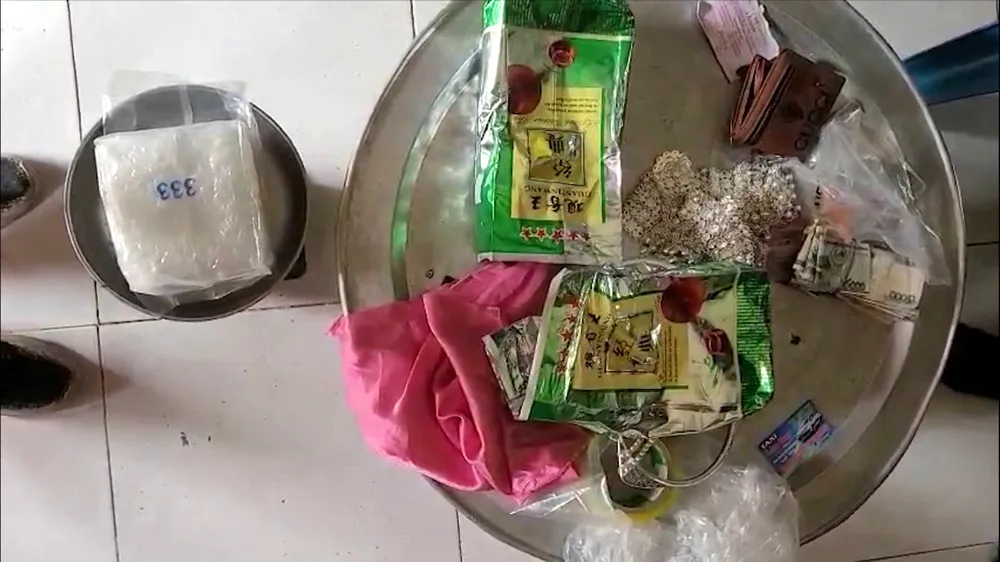 Ma túy cùng tang vật bị công an thu giữ Ma túy cùng tang vật bị công an thu giữ