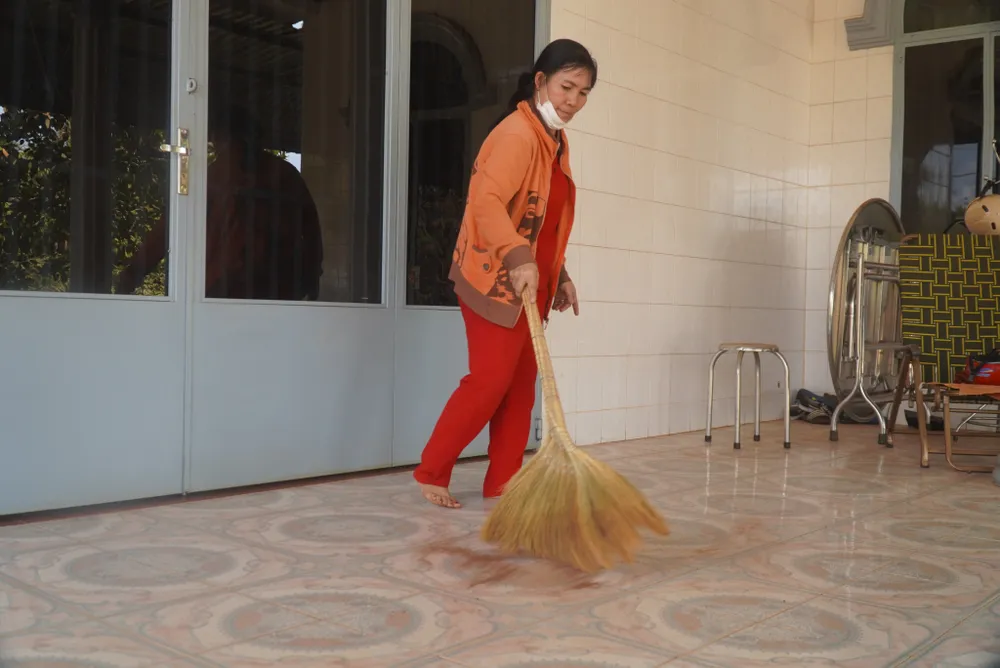 Bụi bẩn từ công trường xây dựng sân bay Long Thành phát tán vào nhà dân xung quanh Bụi bẩn từ công trường xây dựng sân bay Long Thành phát tán vào nhà dân xung quanh