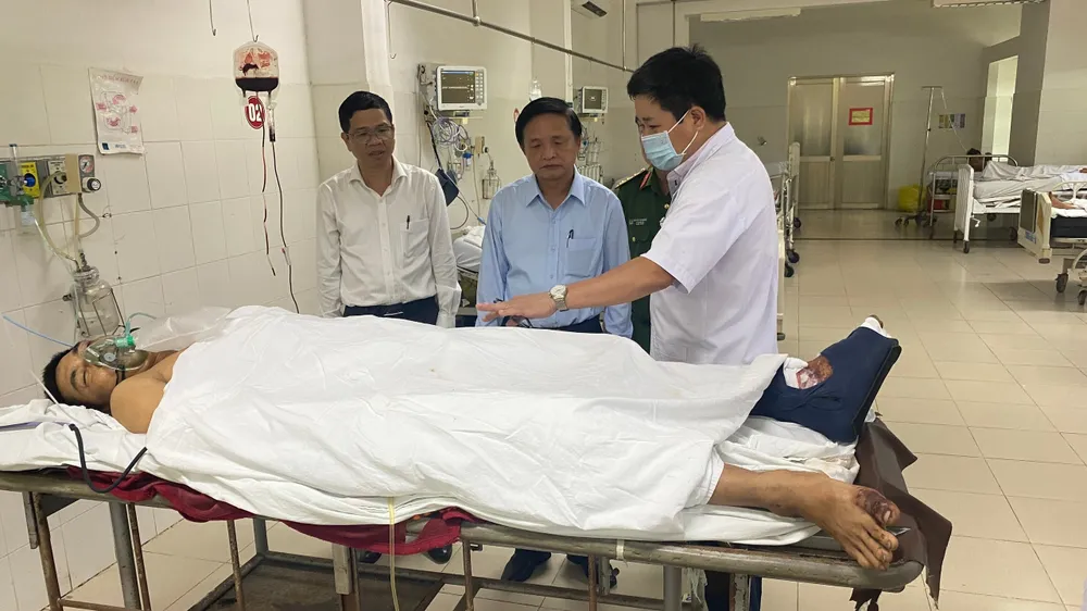 Lãnh đạo tỉnh Phú Yên thăm các nạn nhân tại bệnh viện Lãnh đạo tỉnh Phú Yên thăm các nạn nhân tại bệnh viện