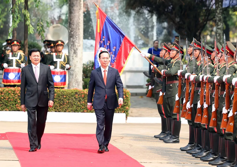 Chủ tịch nước Võ Văn Thưởng và Tổng Bí thư, Chủ tịch nước Lào Thongloun Sisoulith duyệt đội danh dự tại lễ đón. Ảnh: TTXVN